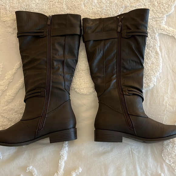 New in Box Journee Collection brown Wide Calf Boots Size 7 - Picture 2 of 4